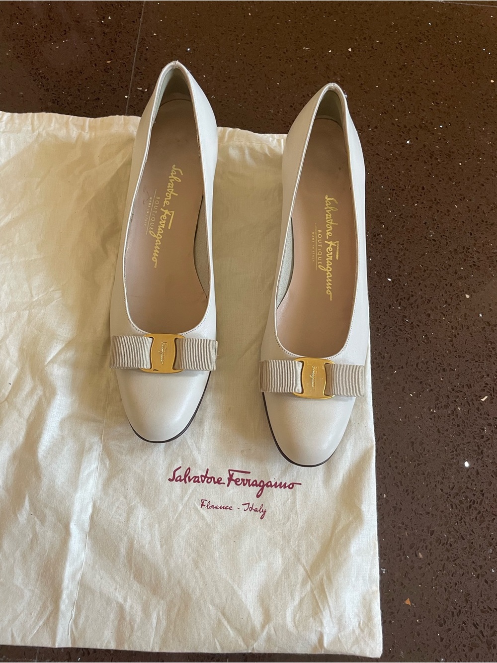 Salvatore Ferragamo size 8,5 Cream Leather Vara Bow Flats with Gold Accent